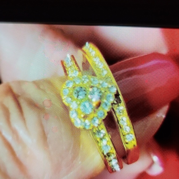 NWT 2PC Engagement setrhinestones heart shape, gold tone size 7 - Picture 9 of 9